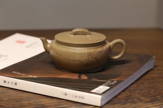 《大蘊漢瓦》宜興紫砂壺助理工藝美術師手工刻繪茶壺茶具頂級蟹殼青漢瓦 《大蘊漢瓦》宜興紫砂壺助理工藝美術師手工刻繪茶壺茶具頂級蟹殼青漢瓦