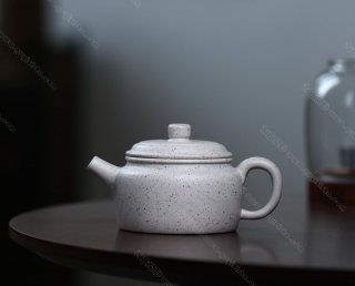 碧螺壺中香撲面，綠茶盞內味如春。