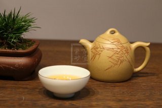 《竹子秦權(quán)》宜興本山段紫砂壺純手工秦權(quán)茶壺茶具 《竹子秦權(quán)》宜興本山段紫砂壺純手工秦權(quán)茶壺茶具